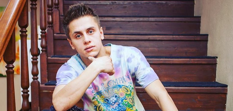 Антон Шоки борется с депрессией за стойкой администратора