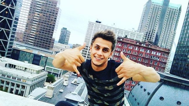 Антон Шоки борется с депрессией за стойкой администратора