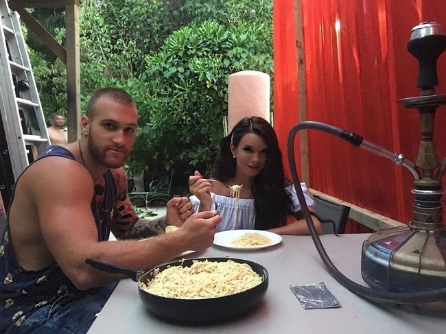 Фил Кострубов открыто заигрывает с Катей Жужей