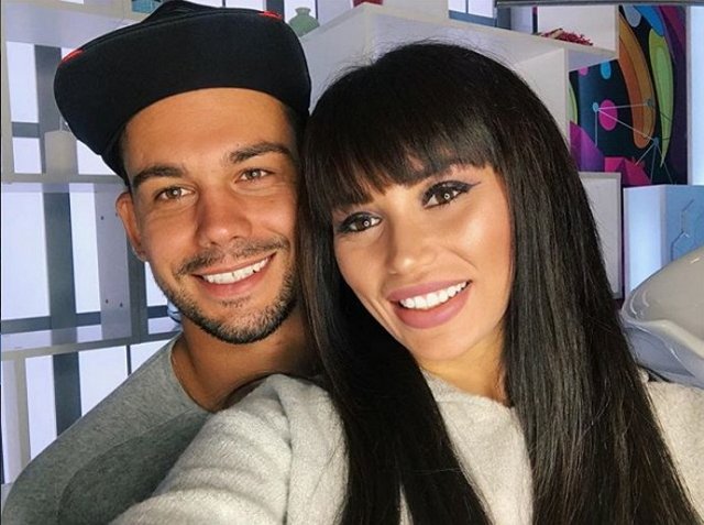 Сергей Захарьяш задаривает будущую родню