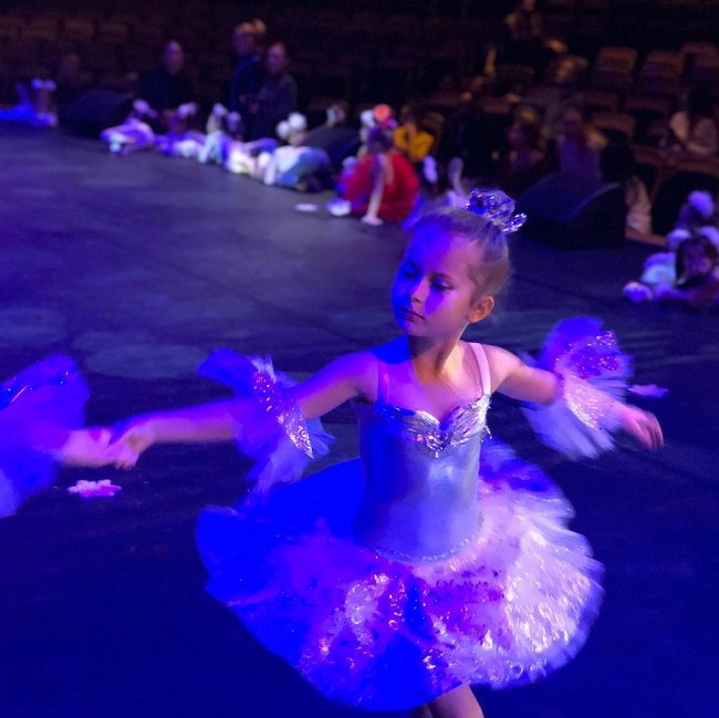 Дочь Виктории Бони примерила балетную пачку