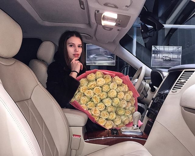 Евгений Кузин подарил Саше Артёмовой краденое авто