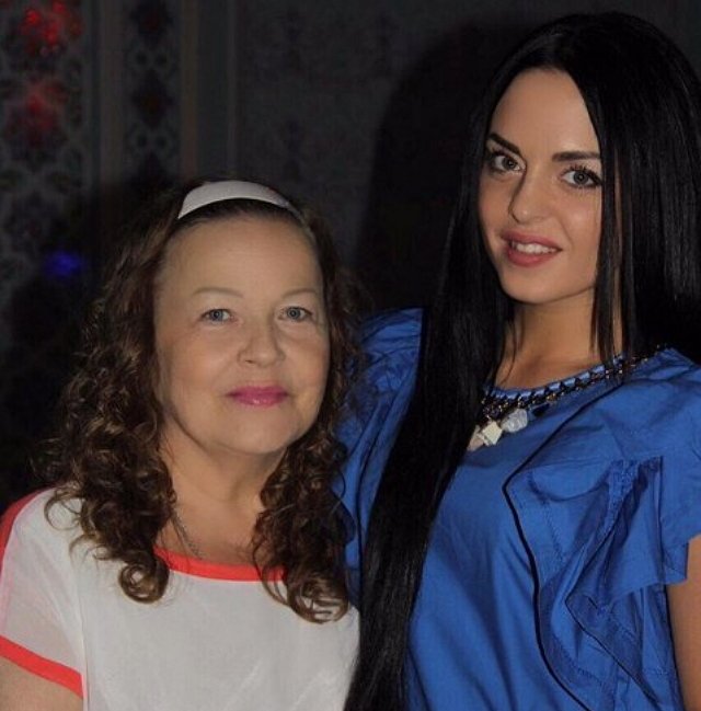 Юлия Ефременкова покупает квартиру для мамы