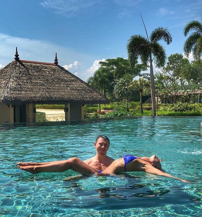 Бузова и Батрутдинов порезвились в бассейне