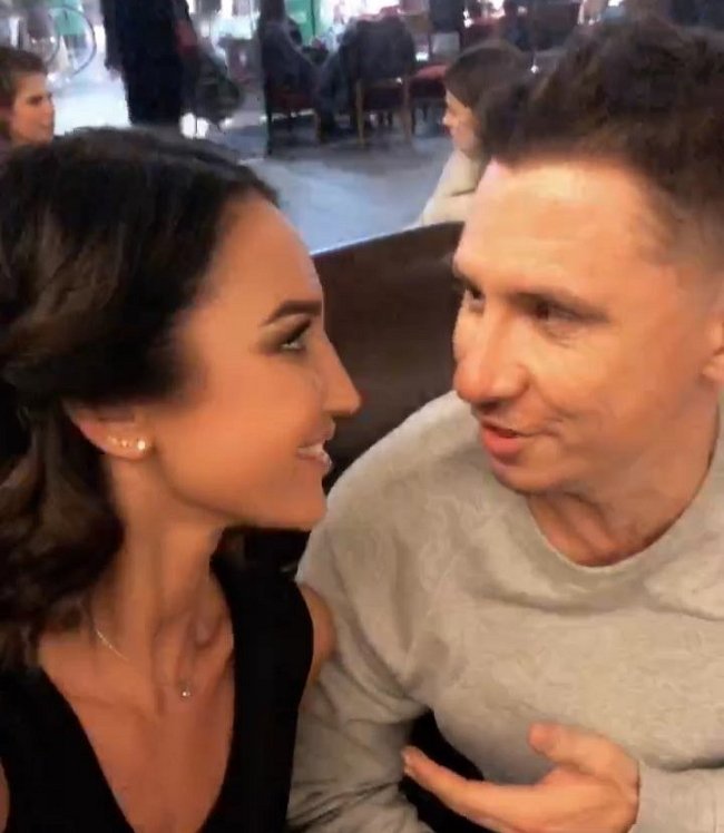 Батрутдинова и Бузову поймали на выходе из отеля