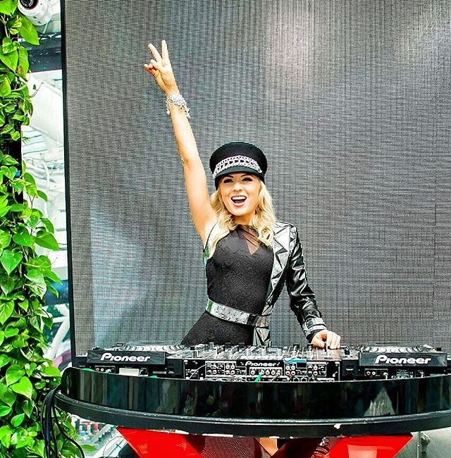 Александра Харитонова опять стучится в ворота Дома-2?