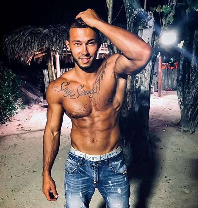 Саймон Марданшин попросил у бывшей девушки эскиз тату