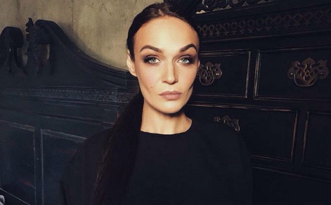 Фанаты сравнили спальню Водонаевой с замком Дракулы