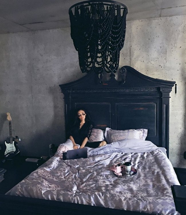 Фанаты сравнили спальню Водонаевой с замком Дракулы