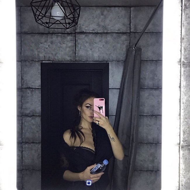 Фанаты сравнили спальню Водонаевой с замком Дракулы