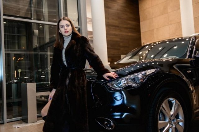 Евгений Кузин подарил своей жене шикарное авто