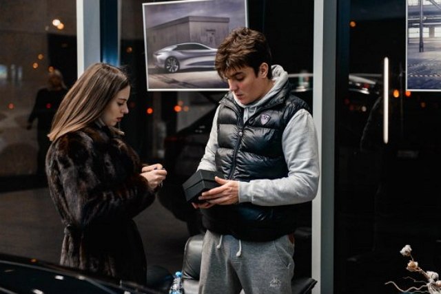 Евгений Кузин подарил своей жене шикарное авто