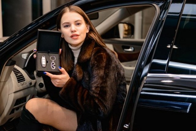 Евгений Кузин подарил своей жене шикарное авто