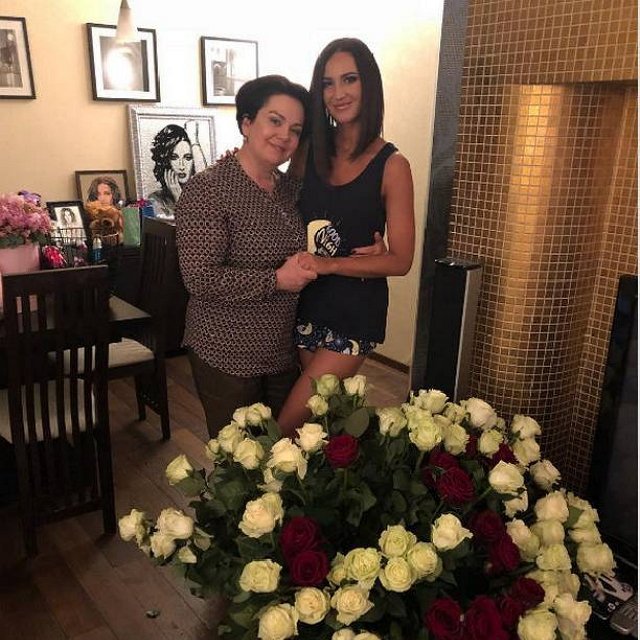 Ольга Бузова присматривает матери дом за границей