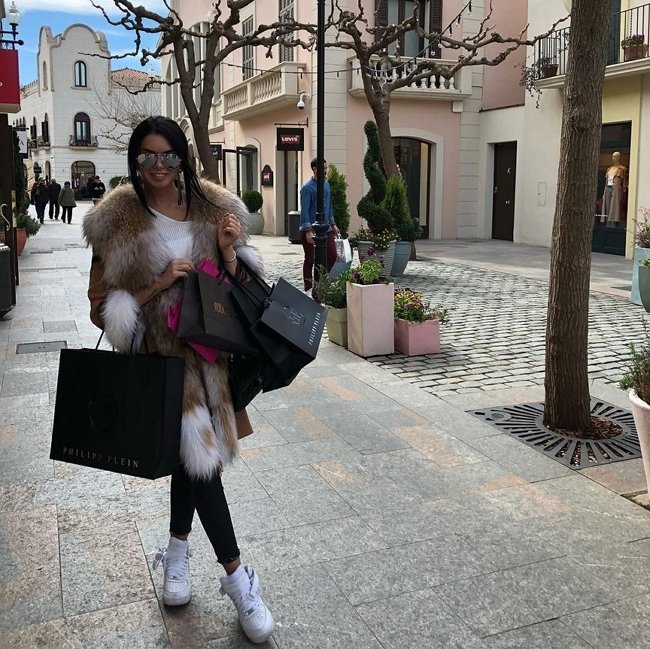 Катя Жужа издевается над Ксенией Бородиной