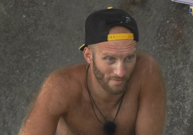 Мнение: Артем Сорока на Острове разводит кур?