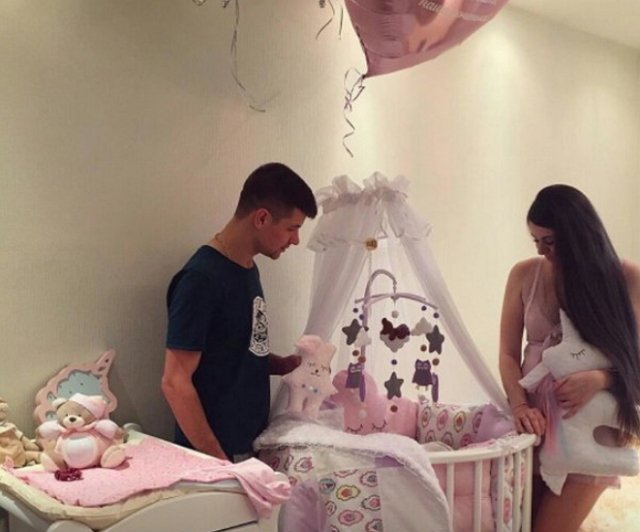 Рапунцель и Дмитренко похвастались первым документом дочери