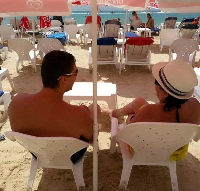 Мама Яббарова отдыхает в компании молодого ухажера?