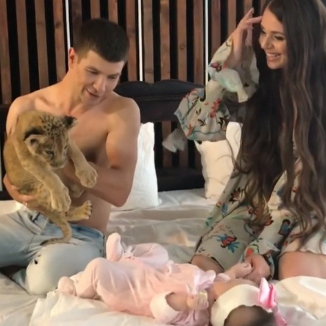 Рапунцели рискнули здоровьем дочери ради фото со львом