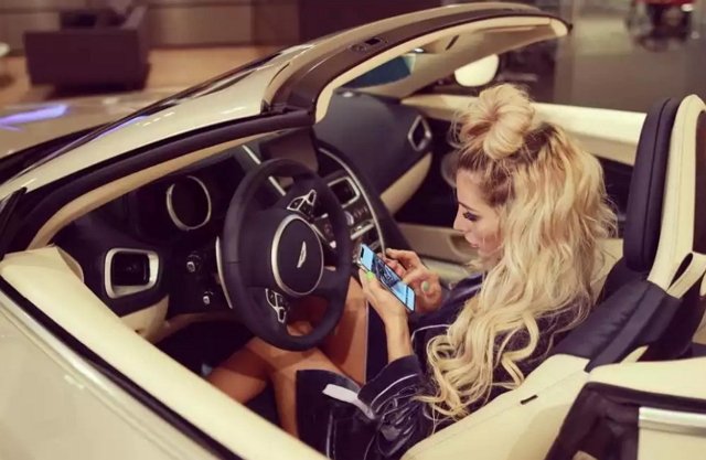 Мнение: Тата Блюменкранц променяла мужа на роскошное авто?