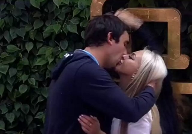 Мнение: Странное поведение девушек телестройки