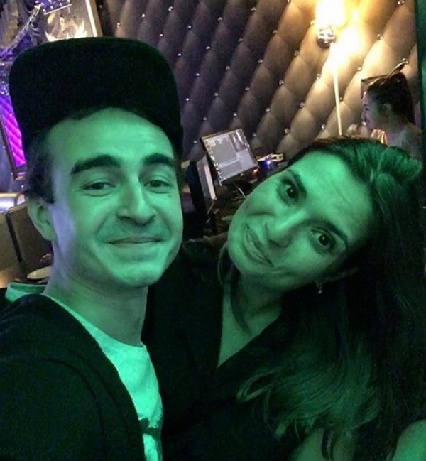 Денис Ковалев ищет девушку, с которой зажигал в ночном клубе