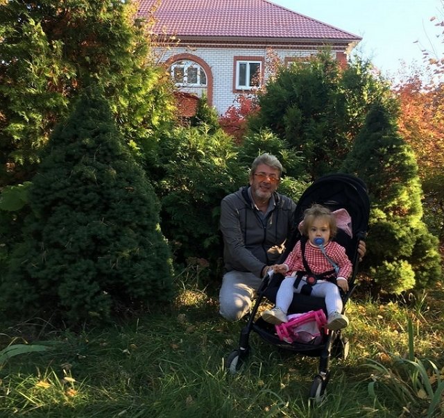 Беатрис Блюменкранц будет жить с бабушкой и её женихом