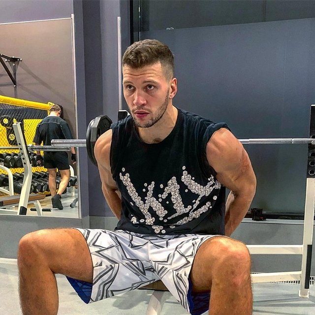 Виктор Шароваров нашёл работу в стриптиз-клубе