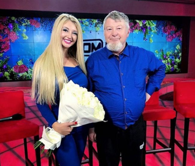 Отец Овсянниковой высмеял пристрастие Оксаны Ряски к розовому цвету