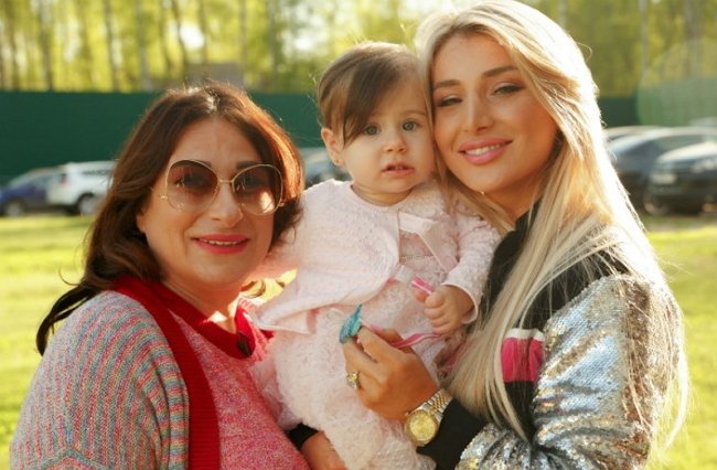 Александр Ковалевский хочет купить квартиру звездной падчерице