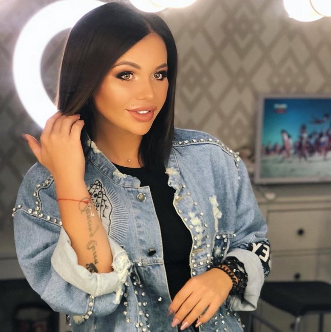 Александра Шева была замечена в эскорте