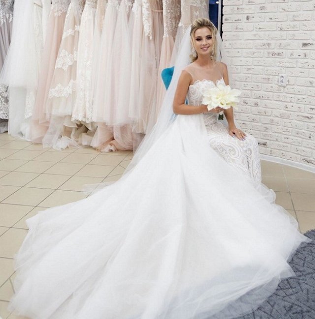 Кристина Ослина примерила свадебный наряд