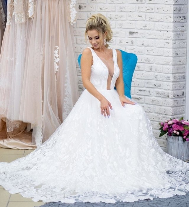 Кристина Ослина примерила свадебный наряд