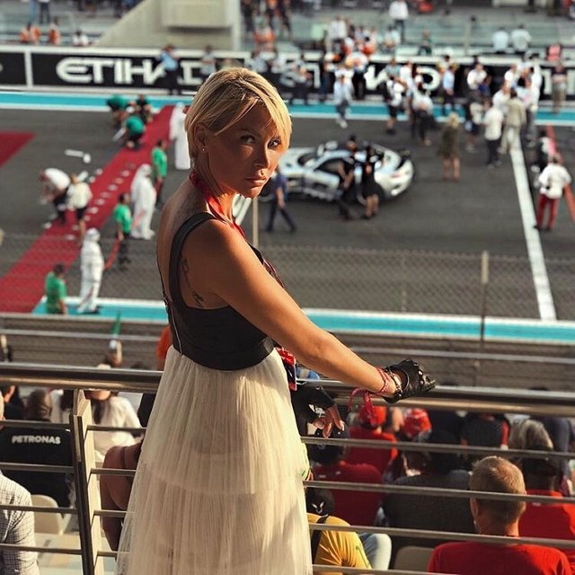 Элина Карякина встречается с влиятельным мужчиной