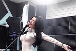 Анна Якунина зазывает учеников в школу вокала