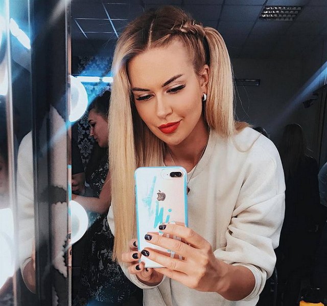 Марина Африкантова: Он прогибается под маму и Олю