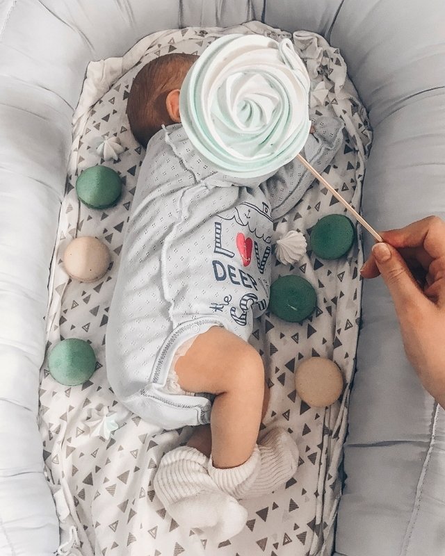 Илья Яббаров наслаждается обществом новорожденного сына