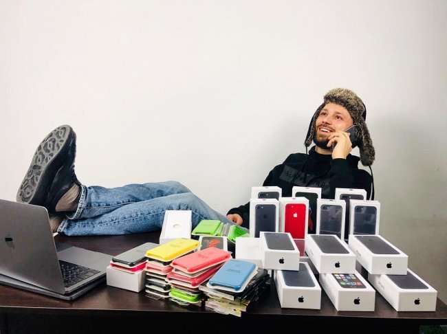 Никита Кузнецов занялся продажей сотовых телефонов