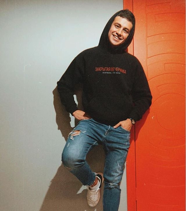 Даниил Сахнов должен зарабатывать не менее 200 тыс. рублей в месяц