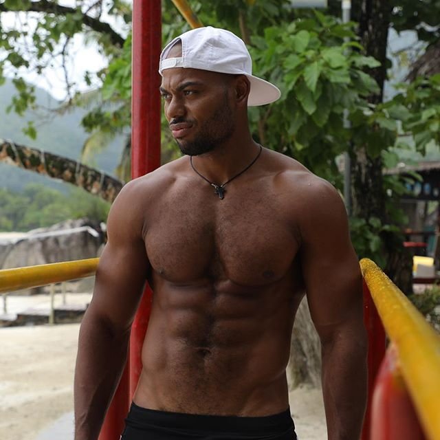 Мондезир и Юлия Ефременкова поделились фото интимного характера