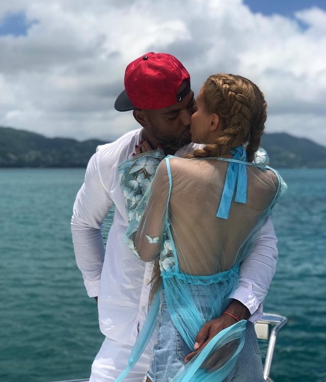 Мондезир и Юлия Ефременкова поделились фото интимного характера