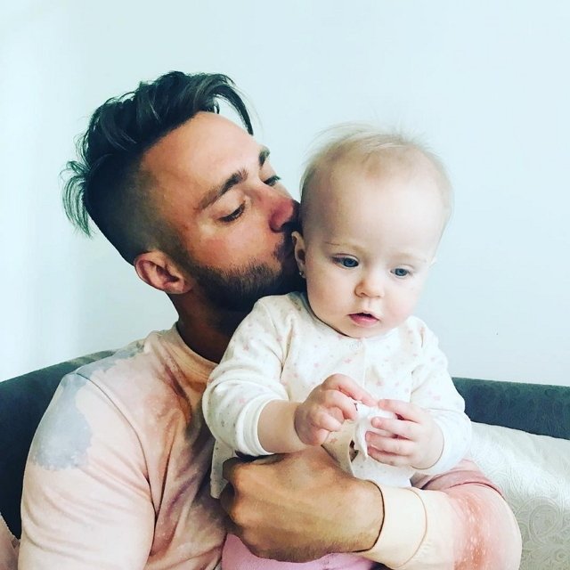 Безусу снова напомнили о его обязанностях перед дочерью