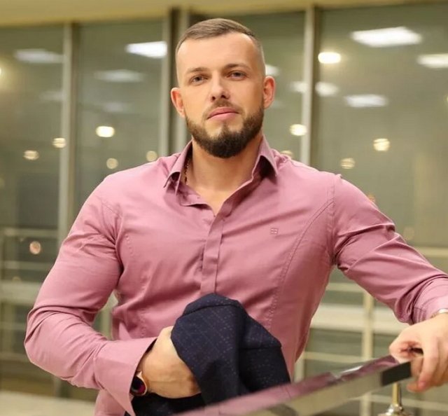 Дмитрий Абрамов давит на Даниила Сахнова