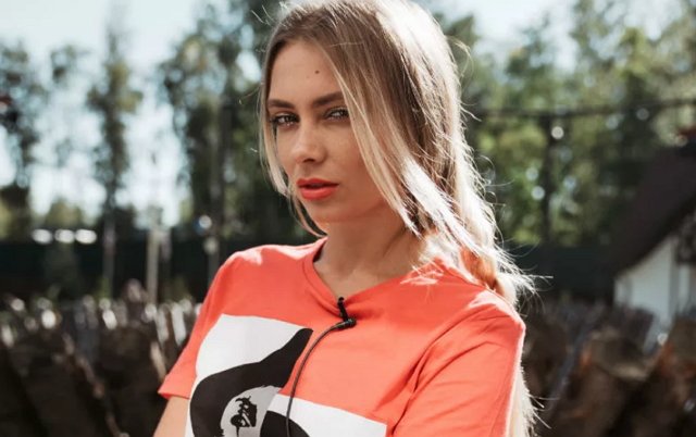 Маргарита Ларченко сверкнула неестественным бюстом