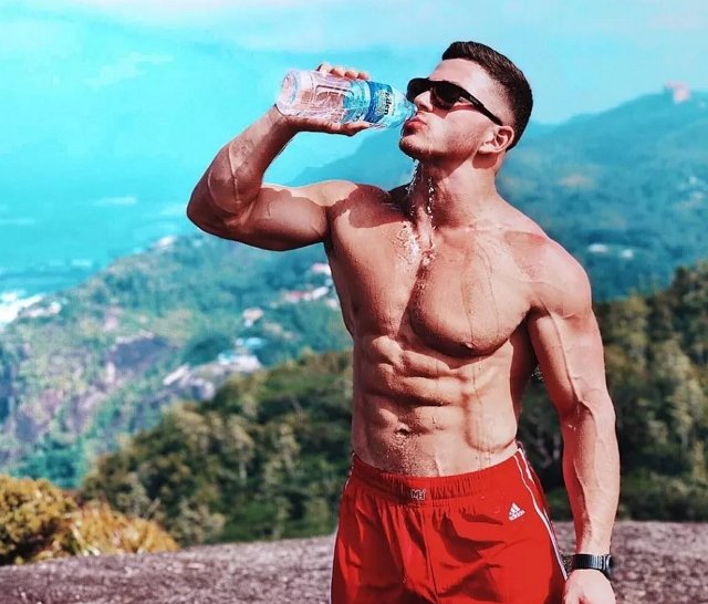 Роман Капаклы получает высшее образование по специальности психолог