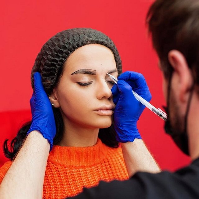 Юлия Щеглова решилась на татуаж бровей