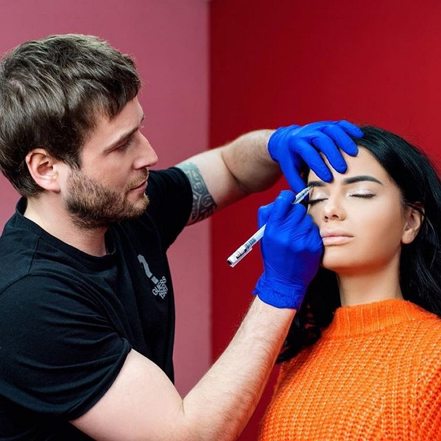 Юлия Щеглова решилась на татуаж бровей