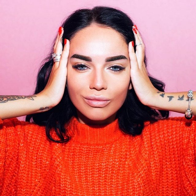 Юлия Щеглова решилась на татуаж бровей