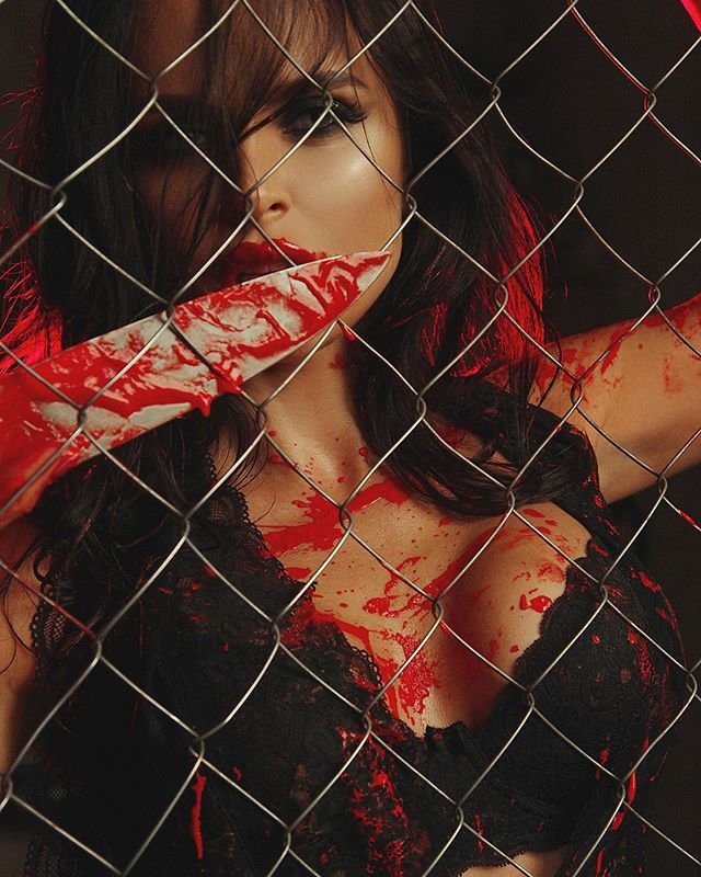 Романец поучаствовала в экстравагантном фотосете с кровавыми декорациями