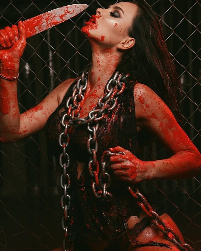 Романец поучаствовала в экстравагантном фотосете с кровавыми декорациями